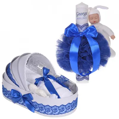Pachet Lumanare botez personalizata si trusou botez in landou pentru baiat decor dantela Albastra cu iepuras Denikos&reg; 876 NKO5305