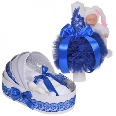 Set Lumanare botez cu iepuras si trusou botez in landou pentru Baieti Denikos&reg; 858 cu dantela Albastra NKO5287