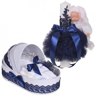 Se Lumanare botez si trusou botez in landou pentru baiat, decor dantela Bleumarin Denikos&reg; 855 - NKO5284