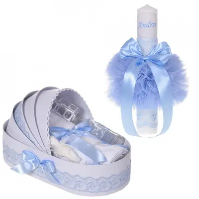 Set Lumanare botez personalizata si trusou botez Baietel in cutie landou cu decor Bleu Denikos 868 - NKO5297