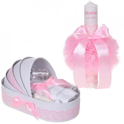 Set Lumanare personalizata si trusou botez in landou Denikos&reg; 863 cu dantela Roz pentru Fetite - NKO5292