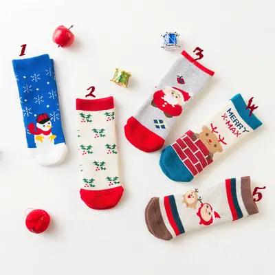 Sosetele flausate pentru bebelusi cu imprimeu de Craciun MDSKK149