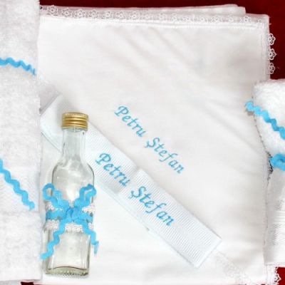 Personalizare a trusoului de botez - Nume sau Data Botez brodate pe prosop