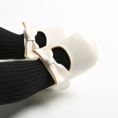 Pantofiori albi din lac cu fundita pentru fetite adym70-4-sa31.6-9 luni (marimea 19 incaltaminte)