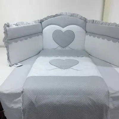 Set Lenjerie De Lux Din Bumbac Cu Broderie, Protectie Laterala, Pilota, Pentru Pat Bebelusi, Cuore Di Mamma Gri, Italia Pjblenj_cuore_grey