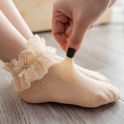Sosetele cu model din tesatura si volanas din organza mbskk260-c20.12-18 luni (marimea 21 incaltaminte)-roz somon