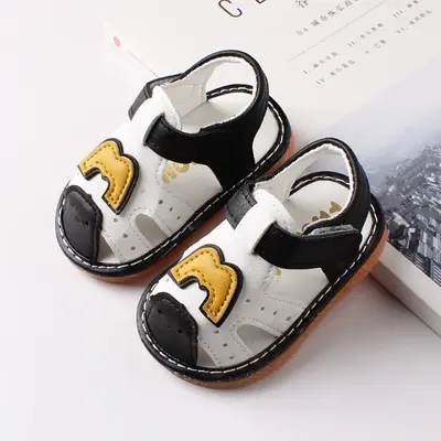 Sandalute alb cu negru cu piuitoare - Litera M MB2492-2-SA48