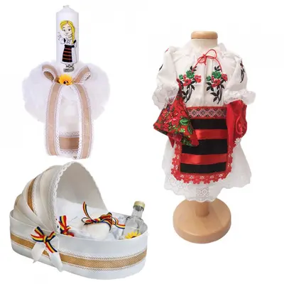 Pachet traditional trusou botez si lumanare botez fetite cu costum traditional in cutie landou Denikos&reg; 985 NIK5414