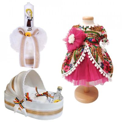 Set trusou de botez in landou pentru Fetita Denikos® 987 cu lumanare si costum traditional NIK5416