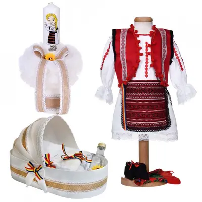 Set costum national fetita cu lumanare botez si trusou botez landou in decor traditional Denikos&reg; 1053 NIK5528