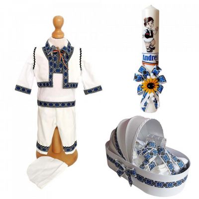 Set hainute botez Baietel trusou si lumanare personalizata cu decor traditional Denikos® C9000 NIK5438