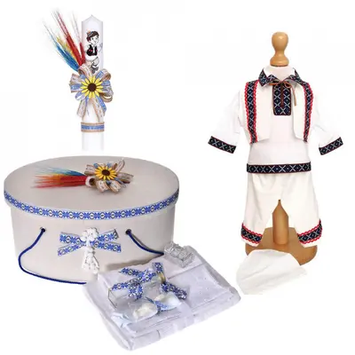 Pachet national Baia cu trusou botez si cutie trusou Denikos&reg; C9089 cu lumanare si costum traditional  NIK5462