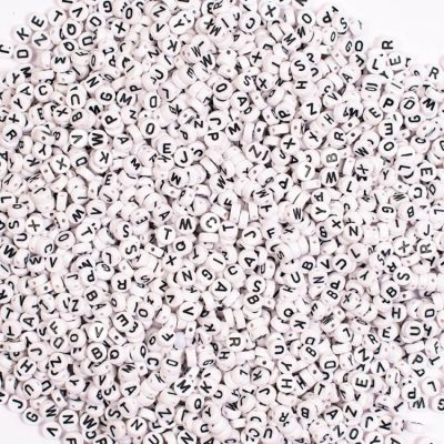 Set 250 margele albe plate cu litere, diam 7.5 mm - okepb2472006
