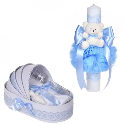 Set lumanare botez cu ursulet si trusou botez in landou Baiat cu dantela ingusta bleu Denikos&reg; C1099 NKO5777