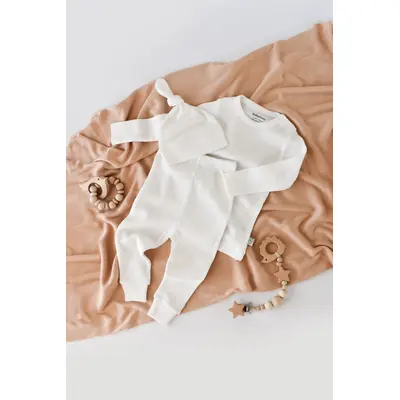Set 3 piese: body cu maneca lunga, panataloni lungi si caciulita din bumbac organic si modal - Ecru (Marime: 6-9 luni) JEMBC-CSYM22510-6
