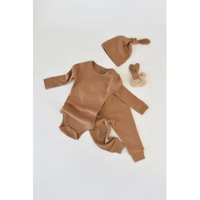 Set 3 piese: body cu maneca lunga, panataloni lungi si caciulita din bumbac organic si modal - Maro (Marime: 3-6 Luni) JEMBC-CSYM22506-3
