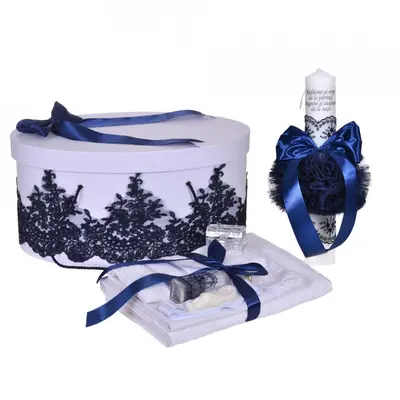 Set lumanare cu mesaj si trusou botez Baietel Denikos&reg; C1126 si cutie trusou dantela lata Bleumarine NKO5804