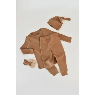 Set 3 piese: bluzita cu maneca lunga, panataloni lungi si caciulita din bumbac organic si modal - Maro, Baby Cosy (Marime: 12-18 Luni) JEMBC-CSYM21506-12