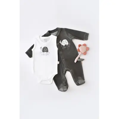 Set Broscuta cu salopeta si body din 80%bumbac organic si 20% poliester - Antracit, Baby Cosy (Marime: 0-3 Luni) JEMBC-CSYK6020-0