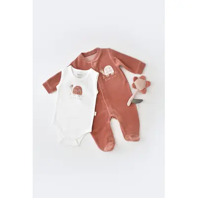 Set Broscuta cu salopeta si body din 80%bumbac organic si 20% poliester - Caramiziu, Baby Cosy (Marime: 6-9 luni) JEMBC-CSYK6022-6