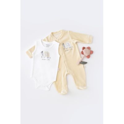 Set Broscuta cu salopeta si body din 80%bumbac organic si 20% poliester - Crem, Baby Cosy (Marime: 6-9 luni) JEMBC-CSYK6019-6