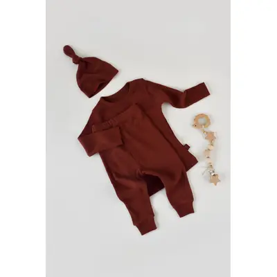 Set 3 piese: bluzita cu maneca lunga, panataloni lungi si caciulita din bumbac organic si modal - Caramiziu (Marime: 18-24 Luni) JEMBC-CSYM21501-18