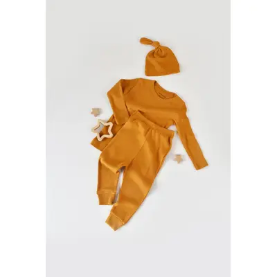 Set 3 piese: bluzita cu maneca lunga, panataloni lungi si caciulita din bumbac organic si modal - Mustar (Marime: 9-12 luni) JEMBC-CSYM21500-9