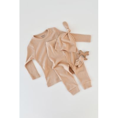 Set 3 piese: bluzita cu maneca lunga, panataloni lungi si caciulita din bumbac organic si modal - Somon (Marime: 6-9 luni) JEMBC-CSYM21504-6