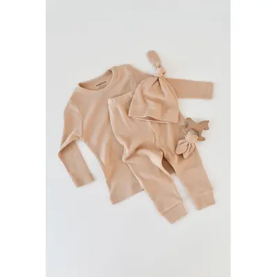 Set 3 piese: bluzita cu maneca lunga, panataloni lungi si caciulita din bumbac organic si modal - Somon (Marime: 9-12 luni) JEMBC-CSYM21504-9