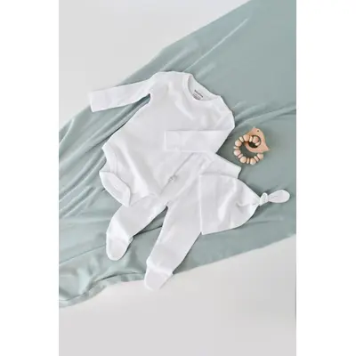 Set 3 piese: body cu maneca lunga, panataloni lungi cu botosei si caciulita din bumbac organic si modal - Alb, Baby Cosy (Marime: 6-9 luni) JEMBC-CSYM23511-6