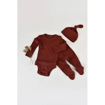 Set 3 piese: body cu maneca lunga, panataloni lungi cu botosei si caciulita din bumbac organic si modal - Caramiziu, Baby Cosy (Marime: 6-9 luni) JEMBC-CSYM23501-6