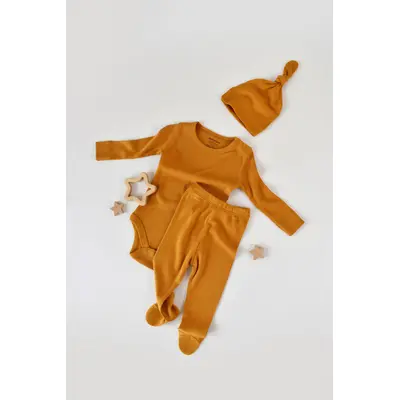 Set 3 piese: body cu maneca lunga, panataloni lungi cu botosei si caciulita din bumbac organic si modal - Mustar, Baby Cosy (Marime: 3-6 Luni) JEMBC-CSYM23500-3