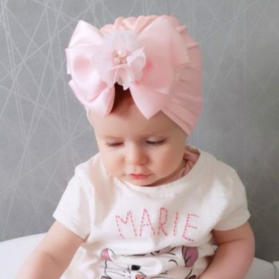 Caciulita tip turban cu funda din satin aplicata in fata (marime disponibila: 6-9 luni (marimea 19 incaltaminte), culoare: alb) mdmz048-ct5.6-9 luni (marimea 19 incaltaminte)-alb