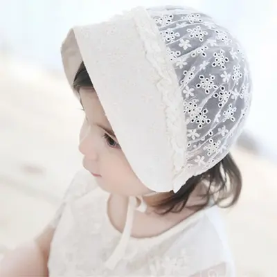 Boneta ivoire cu floricele brodate MD1142