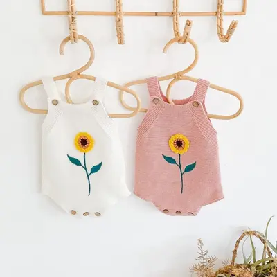 Salopeta tricotata cu floarea soarelui (Culoare: Alb, Marime: 12-18 Luni) JEM24ar8