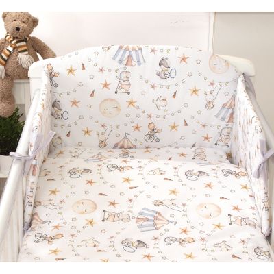 Set Lenjerie Din Bumbac Cu Protectie Laterala Pentru Pat Bebe 120 X 60 Cm, Circ Blue, Amy Pjb84774
