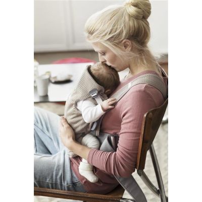 BabyBjorn - Marsupiu anatomic Mini, cu pozitii multiple de purtare – Greige, Mesh BSAFE021002E1