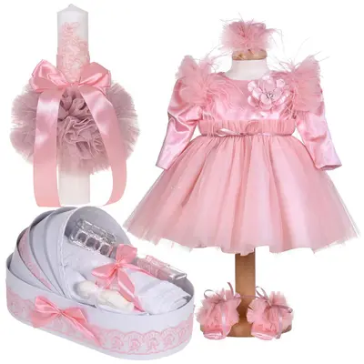 Set trusou botez in landou fata si rochita 3 piese cu lumanare decor roz pudra Denikos&reg; C1143 NKO5904