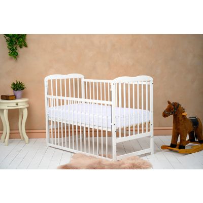Qmini - Patut din lemn Agata 120x60 cm, Cu laterala culisanta, Din lemn de pin, Stabil si rezistent, Inaltime saltea reglabila pe 3 nivele, Laterala cu 3 bete detasabile, EN716-1, EN716-2, Alb + Saltea 12 cm BYNQMAGA12CM03AL