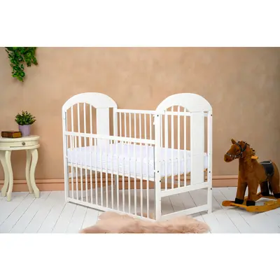 Qmini - Patut din lemn Julia II Elefantel 120x60 cm, Cu laterala culisanta, Din lemn de pin, Stabil si rezistent, Inaltime saltea reglabila pe 3 nivele, Laterala cu 3 bete detasabile, EN716-1, EN716-2, Alb BYNQMJUL03AL