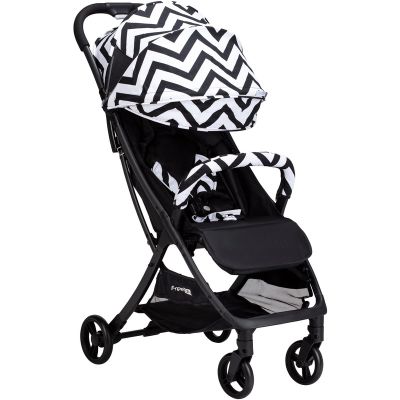 Carucior sport pliabil tip troler, Solo, Tehnologia inovatoare One-Hand Folding, Greutate 6 kg, Cu capotina UPF 50+, Pliere compacta pentru avion, Conform cu standardul european de securitate EN 1888-1:2018, FreeON, Black/White BYN48617