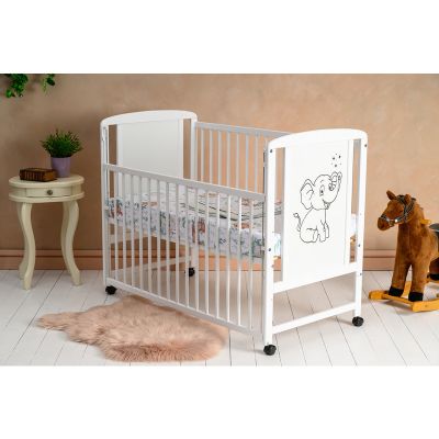Qmini - Patut din lemn Timmi Elephant 120x60 cm, Cu laterala culisanta, Din lemn de pin si mdf, Stabil si rezistent, Inaltime saltea reglabila pe 3 nivele, Laterala cu 3 bete detasabile, EN716-1, EN716-2, Alb + Saltea 8 cm BYNQMTIME8CM03AL