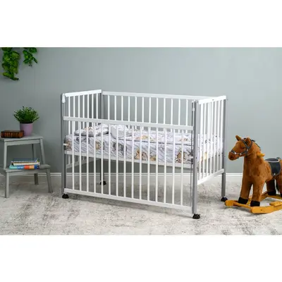 Patut din lemn bebe, 120x60 cm, Cu laterala culisanta, Din lemn de pin si mdf, Stabil si rezistent, Inaltime saltea reglabila pe 3 nivele, Laterala cu 3 bete detasabile, EN716-1, EN716-2, Alb, Qmini, Maya BYNQMMAY03AL