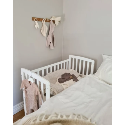 Patut Bebe Din Lemn Masiv, Laterala Culisabila Si Inaltime Reglabila A Saltelei, Bedside Alice Alb Cu Saltea Comfort 100x50 Cm Pjbdrw_2012_10050dp