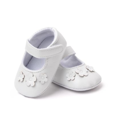 Pantofiori albi cu trei floricele aplicate chxc-22-10-va5