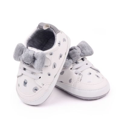 Pantofiori sport bebelusi albi cu imprimeu gri si fundita csbh2322-2-va7