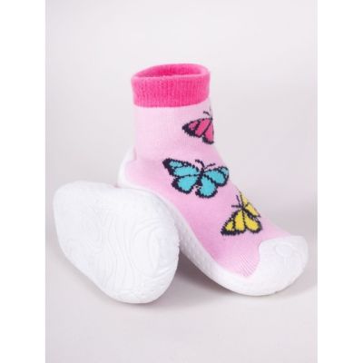 Mocasini pentru copii cu talpă antiderapantă – design fluturi colorați pe fond roz obg-0005c
