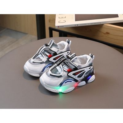 Adidasi albi cu detalii negre si luminite pentru baietei mb7763-3-c