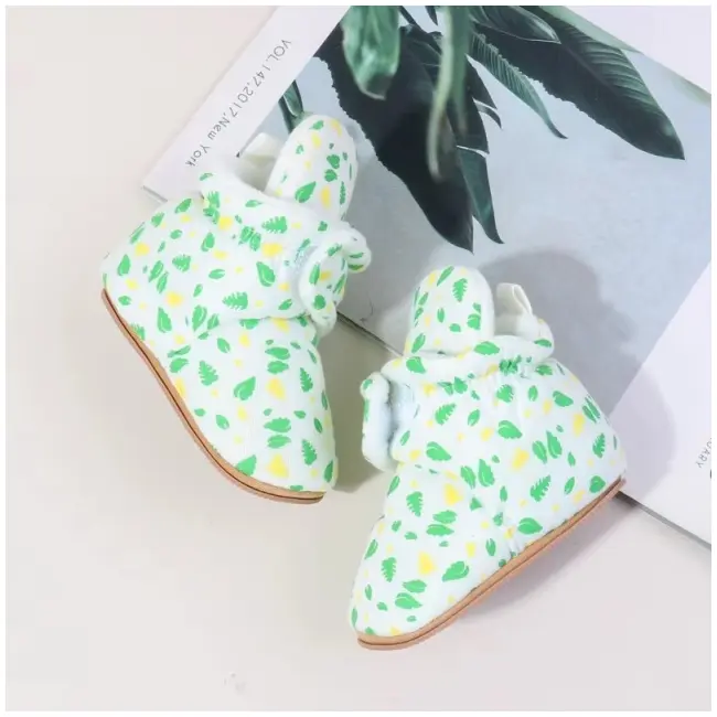 Cizmulite albe cu imprimeu verde si galben chbmb4195-2-ci2