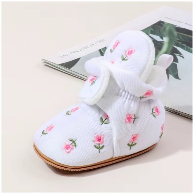 Cizmulite pentru bebelusi, albe, cu broderie florala si interior captusit moale mdbmb4197-2-ci3